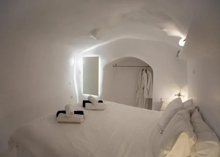 Sunset View Santorini - With Outdoor Jacuzzi 菲罗斯特法尼