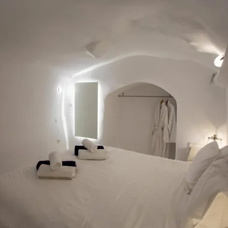 Sunset View Santorini - With Outdoor Jacuzzi 菲罗斯特法尼