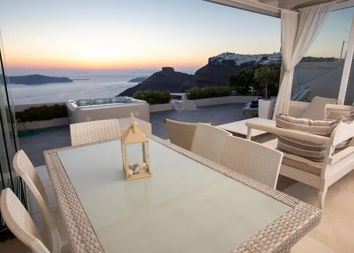 別荘 Sunset View Santorini - With Outdoor Jacuzzi フィロステファニ